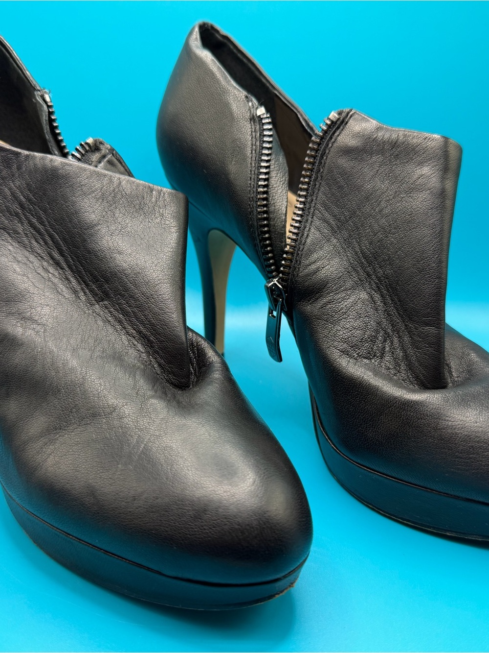 Vince Camuto Black Soft Leather Classic Almond Toe Pumps Heels Sz 5.5